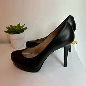 Women's Classic Michael Kors Black Leather Platform Pumps – Size 6